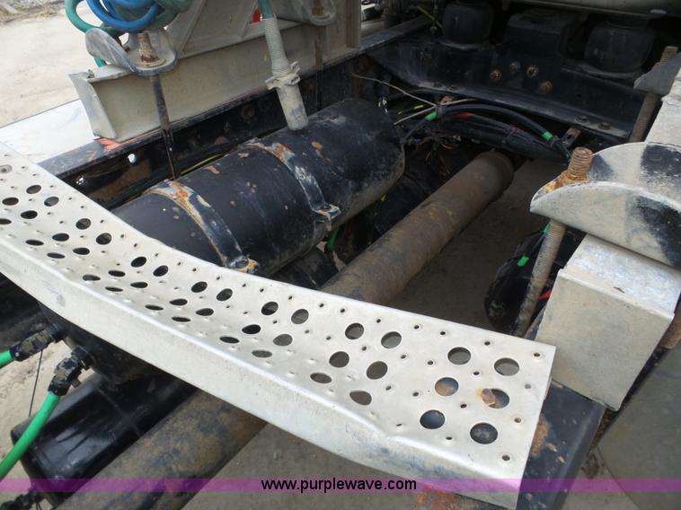 image for item J8966 1998 Freightliner FLD120 semi truck