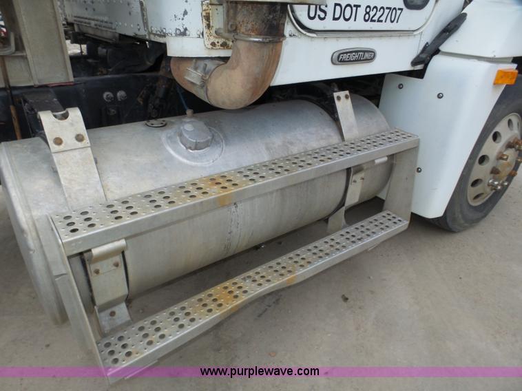 image for item J8966 1998 Freightliner FLD120 semi truck