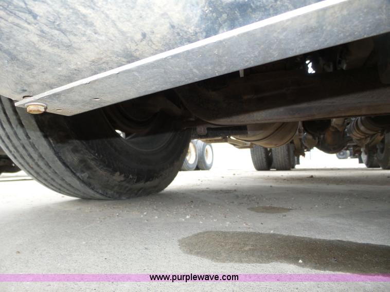 image for item J8966 1998 Freightliner FLD120 semi truck