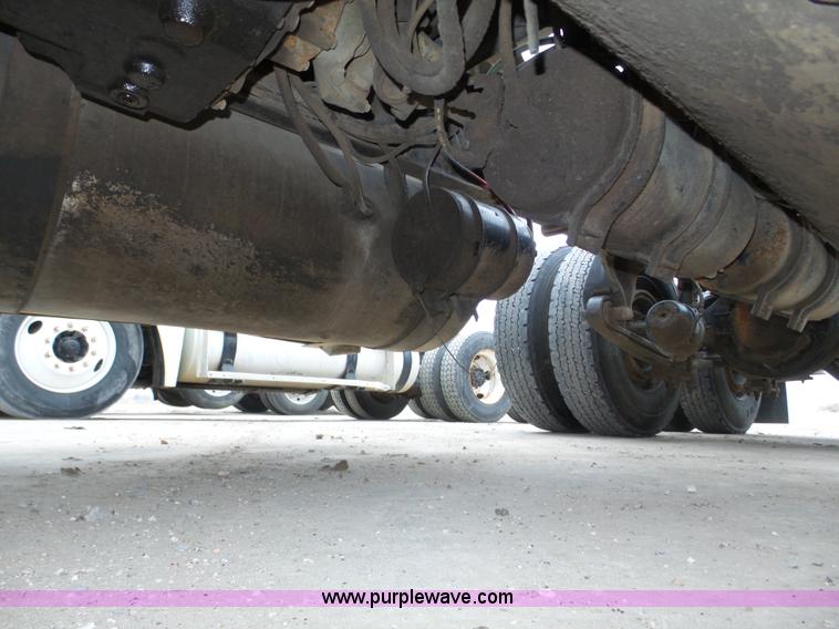 image for item J8966 1998 Freightliner FLD120 semi truck