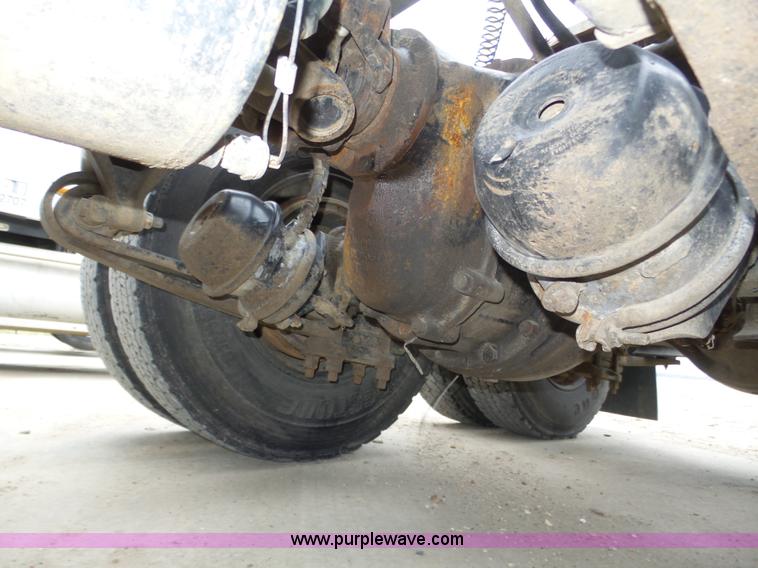 image for item J8966 1998 Freightliner FLD120 semi truck