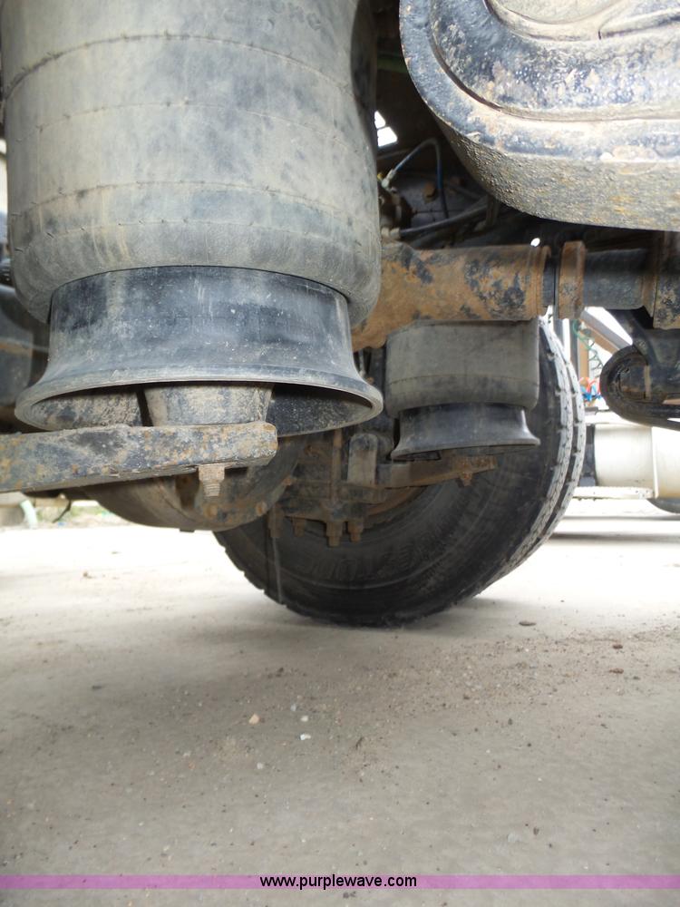 image for item J8966 1998 Freightliner FLD120 semi truck