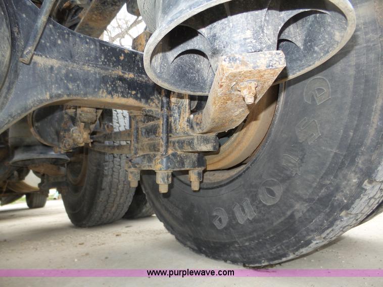 image for item J8966 1998 Freightliner FLD120 semi truck