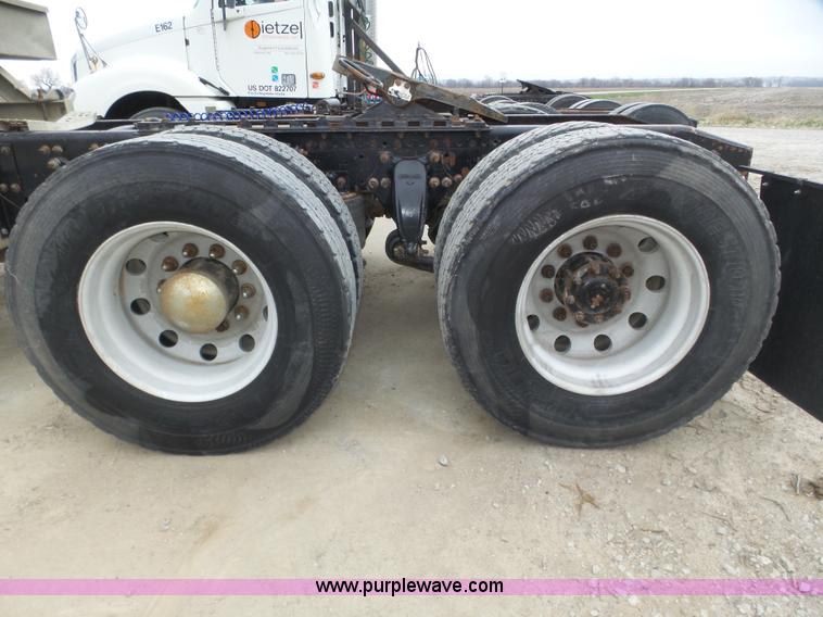 image for item J8966 1998 Freightliner FLD120 semi truck