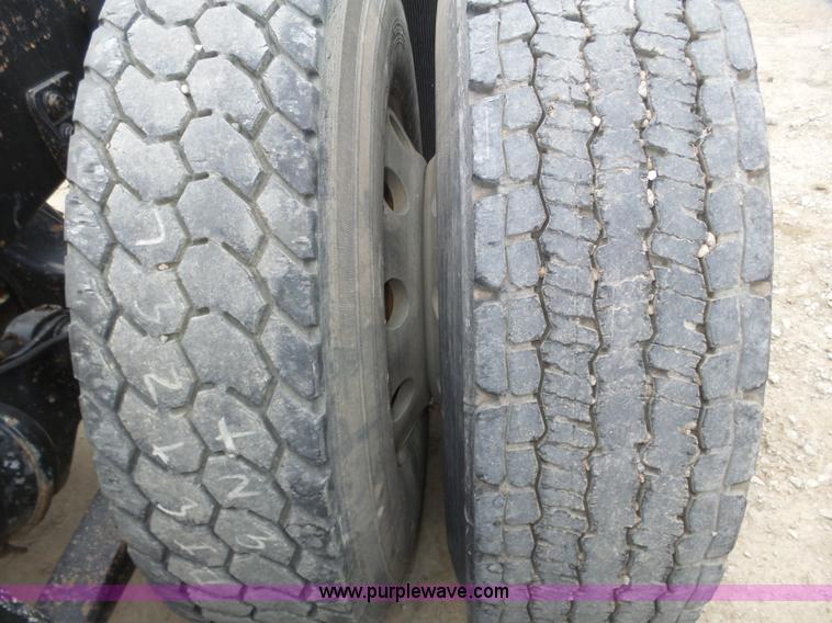 image for item J8966 1998 Freightliner FLD120 semi truck