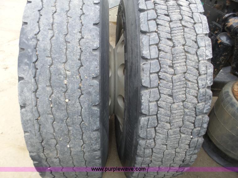 image for item J8966 1998 Freightliner FLD120 semi truck