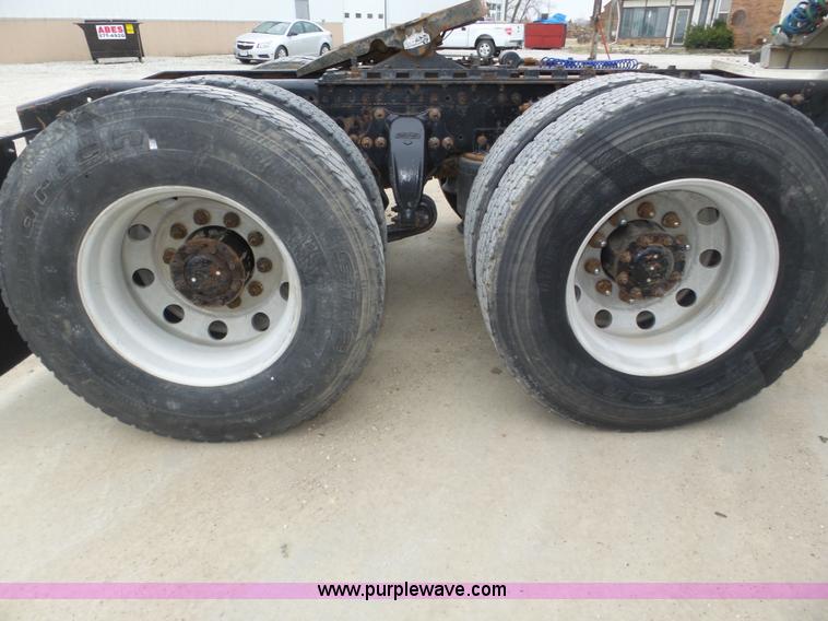 image for item J8966 1998 Freightliner FLD120 semi truck