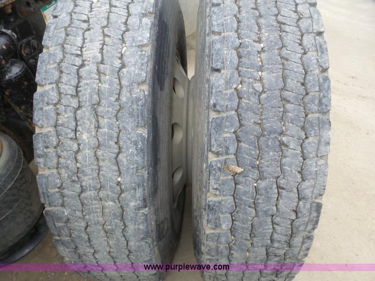 image for item J8966 1998 Freightliner FLD120 semi truck