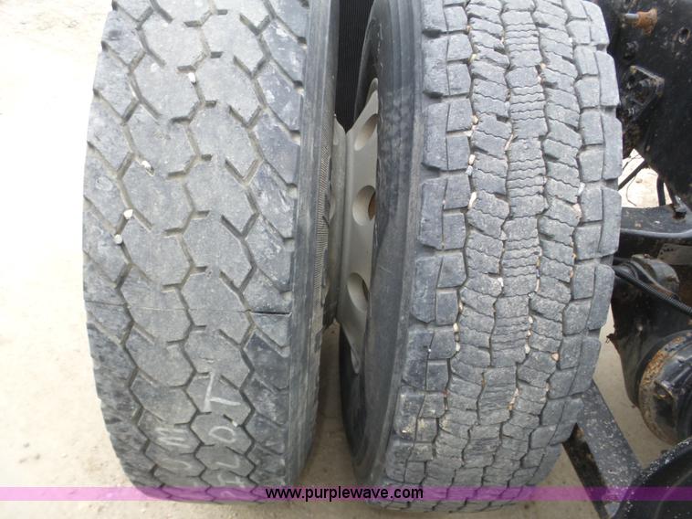 image for item J8966 1998 Freightliner FLD120 semi truck