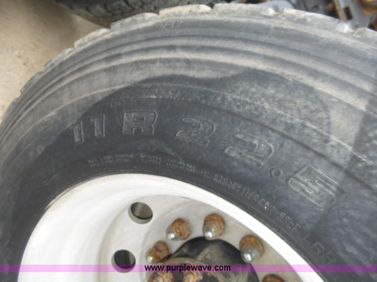 image for item J8966 1998 Freightliner FLD120 semi truck