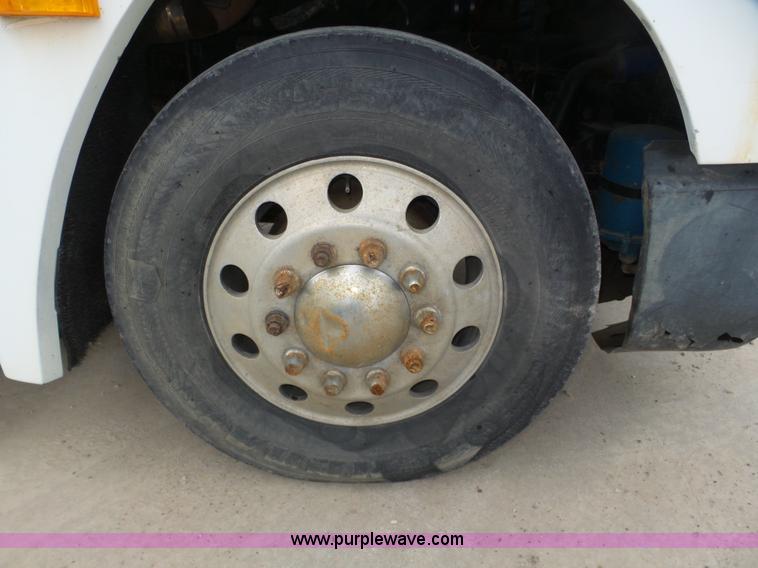 image for item J8966 1998 Freightliner FLD120 semi truck