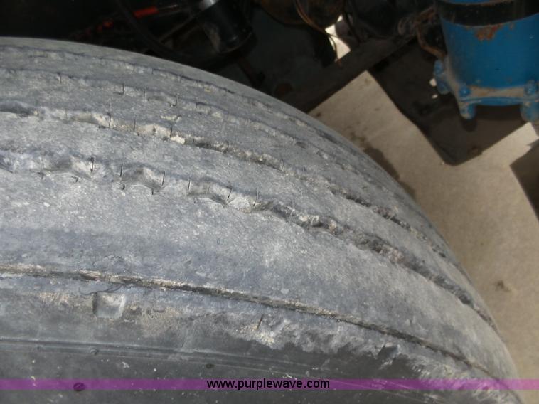 image for item J8966 1998 Freightliner FLD120 semi truck