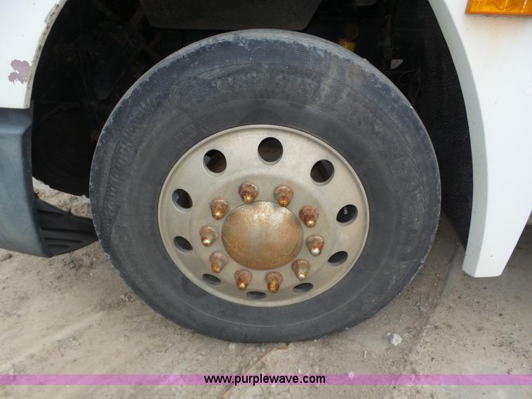 image for item J8966 1998 Freightliner FLD120 semi truck