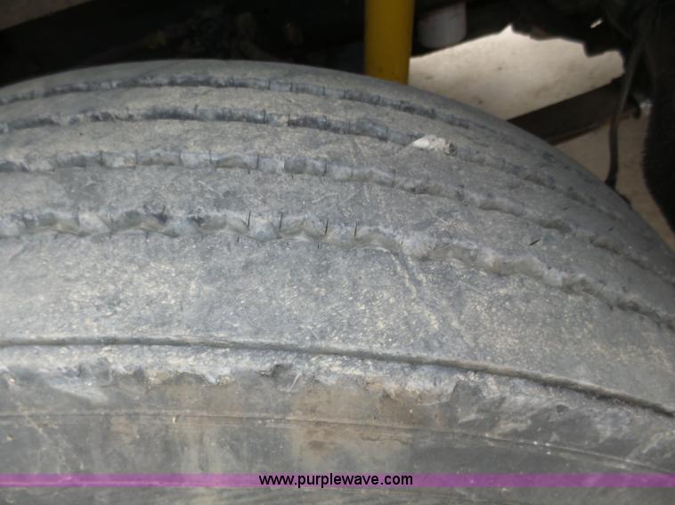 image for item J8966 1998 Freightliner FLD120 semi truck