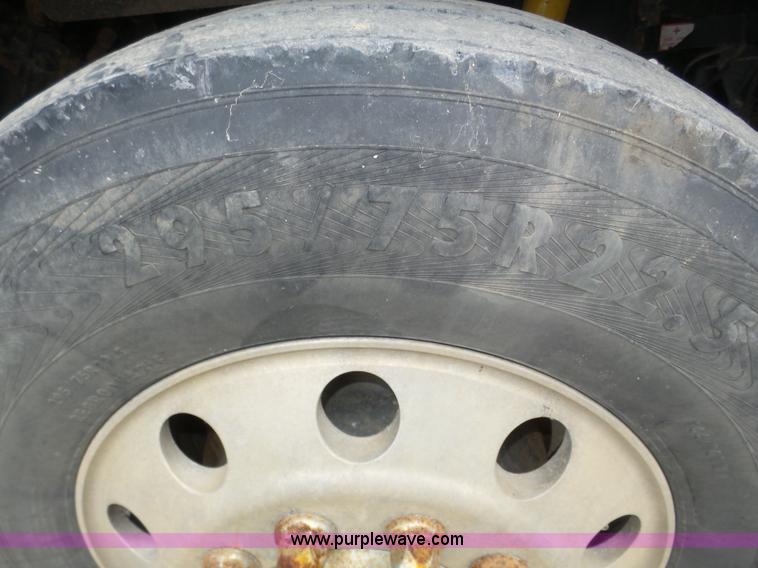 image for item J8966 1998 Freightliner FLD120 semi truck