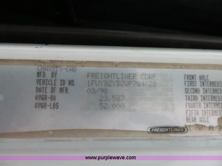 image for item J8966 1998 Freightliner FLD120 semi truck