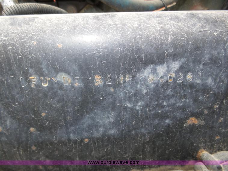 image for item J8966 1998 Freightliner FLD120 semi truck