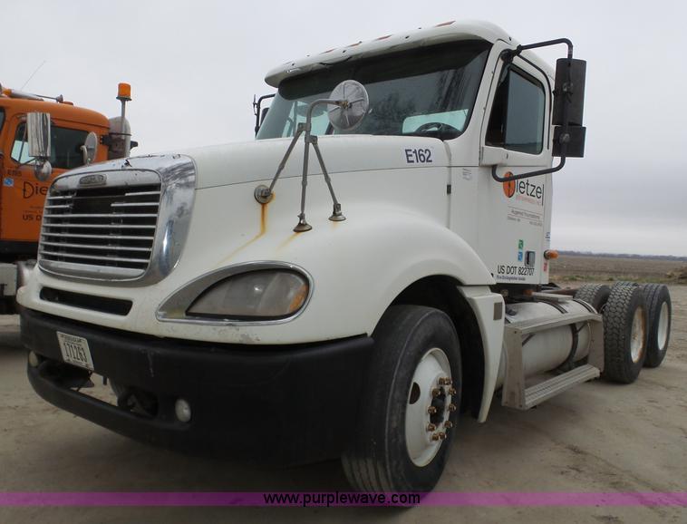 image for item J8967 2002 Freightliner Columbia semi truck