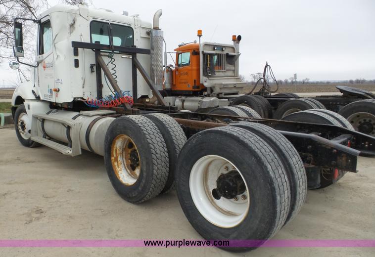 image for item J8967 2002 Freightliner Columbia semi truck
