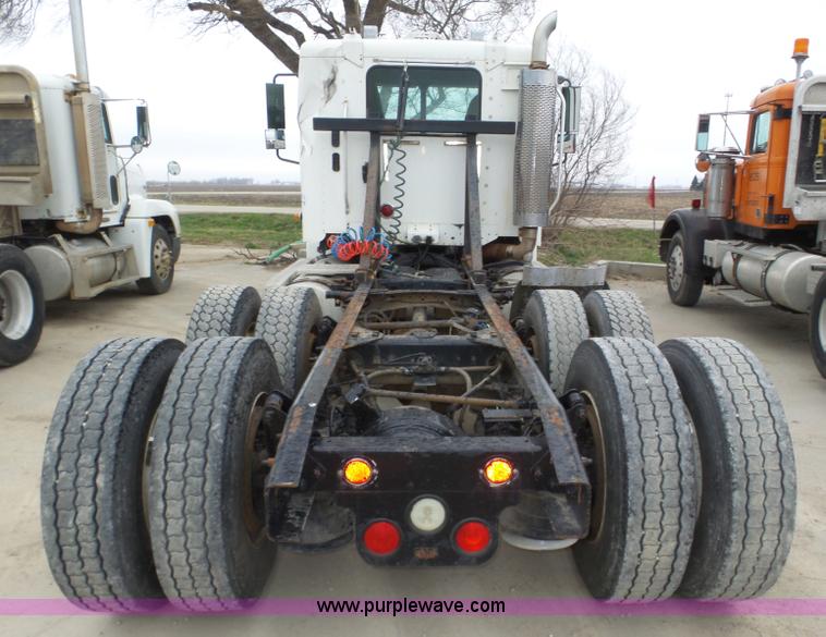 image for item J8967 2002 Freightliner Columbia semi truck