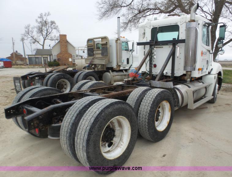 image for item J8967 2002 Freightliner Columbia semi truck