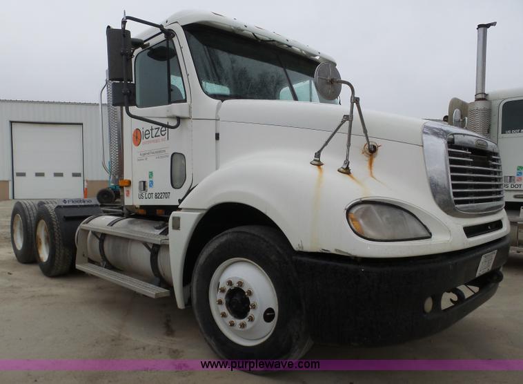 image for item J8967 2002 Freightliner Columbia semi truck