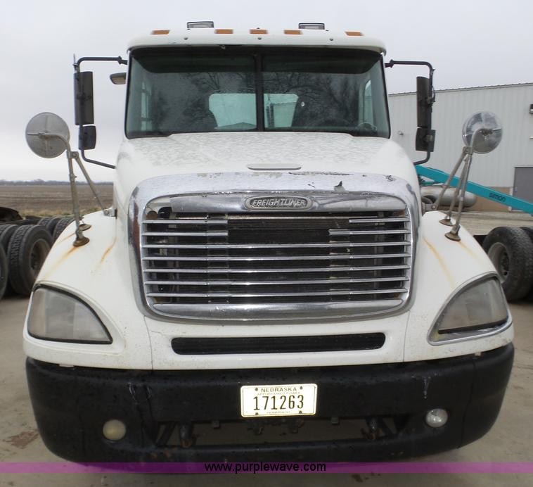 image for item J8967 2002 Freightliner Columbia semi truck