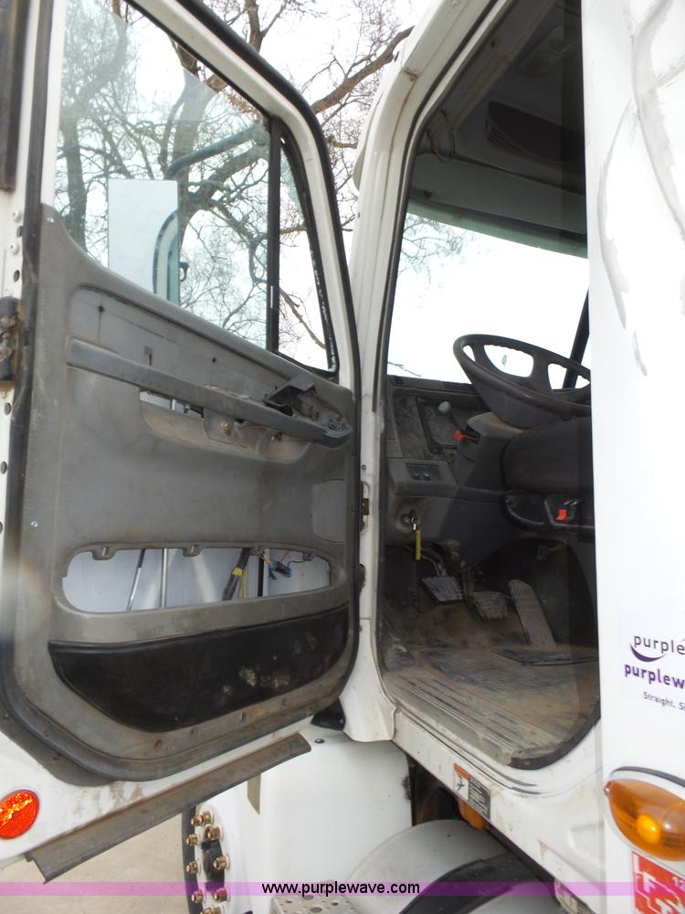 image for item J8967 2002 Freightliner Columbia semi truck