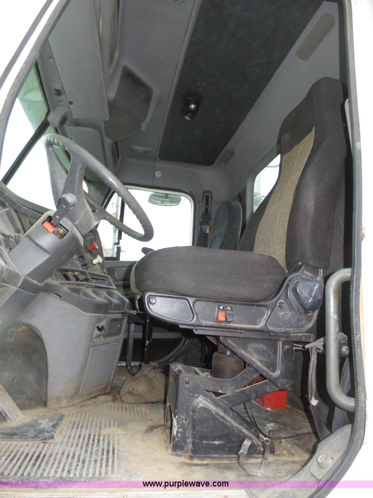 image for item J8967 2002 Freightliner Columbia semi truck