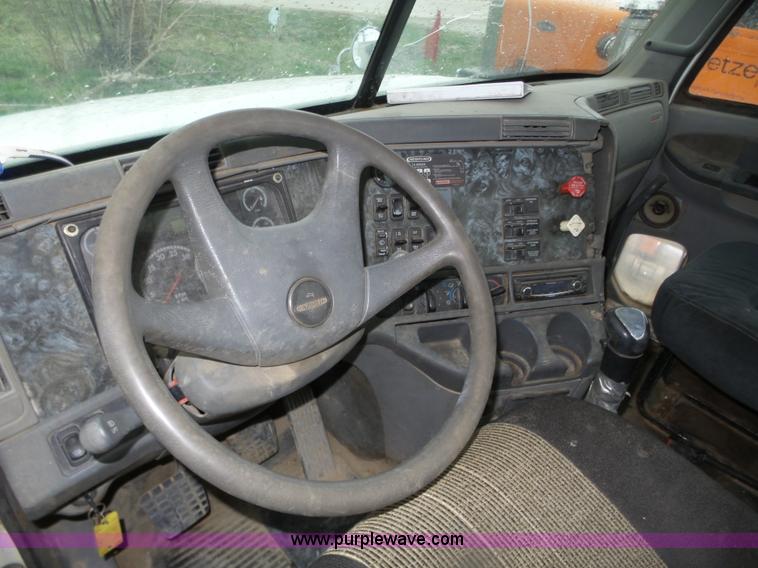 image for item J8967 2002 Freightliner Columbia semi truck