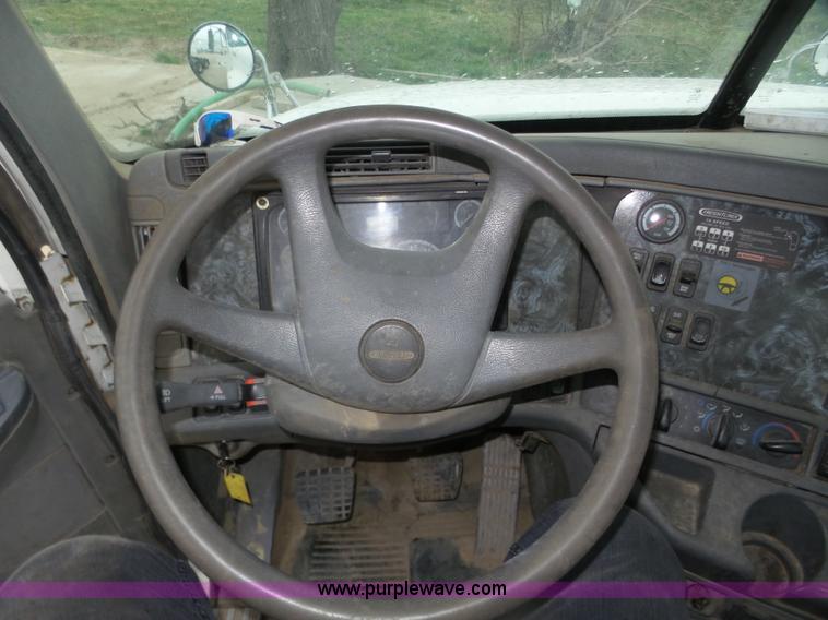 image for item J8967 2002 Freightliner Columbia semi truck