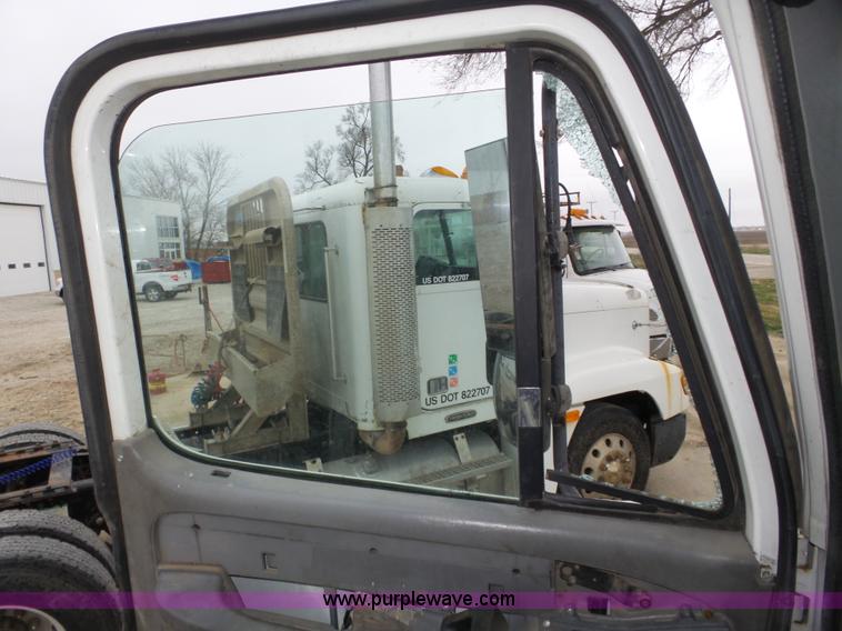 image for item J8967 2002 Freightliner Columbia semi truck