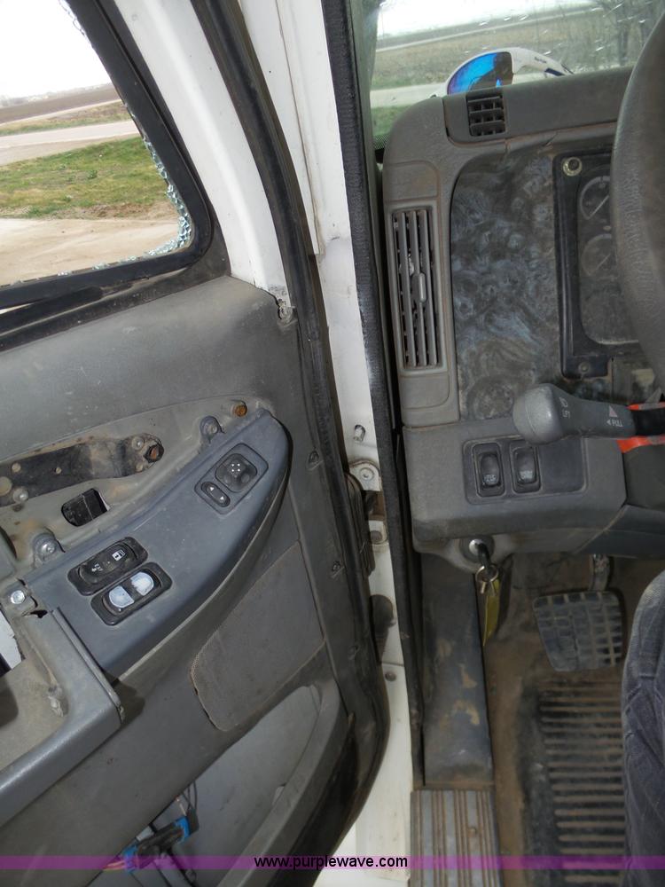 image for item J8967 2002 Freightliner Columbia semi truck