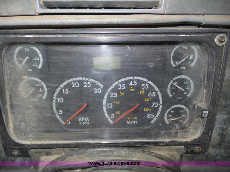 image for item J8967 2002 Freightliner Columbia semi truck