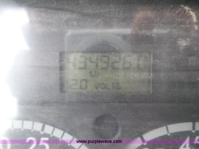 image for item J8967 2002 Freightliner Columbia semi truck