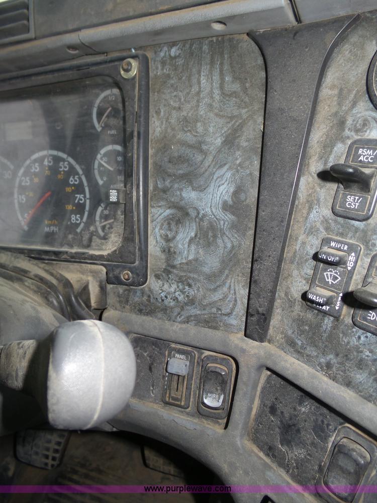 image for item J8967 2002 Freightliner Columbia semi truck