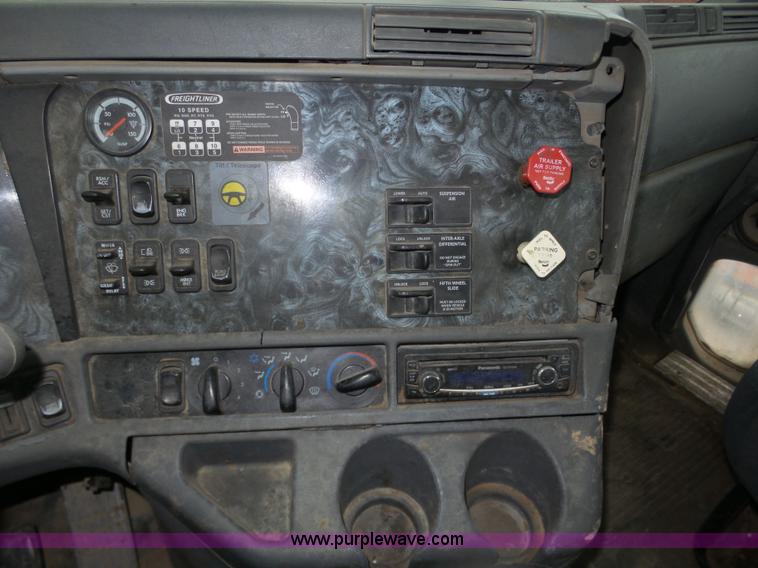 image for item J8967 2002 Freightliner Columbia semi truck