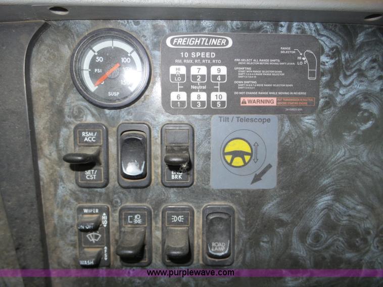 image for item J8967 2002 Freightliner Columbia semi truck