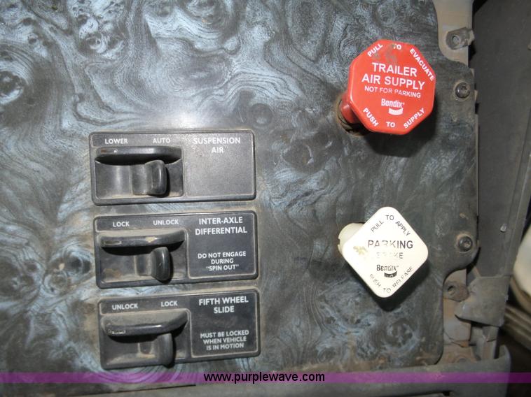 image for item J8967 2002 Freightliner Columbia semi truck