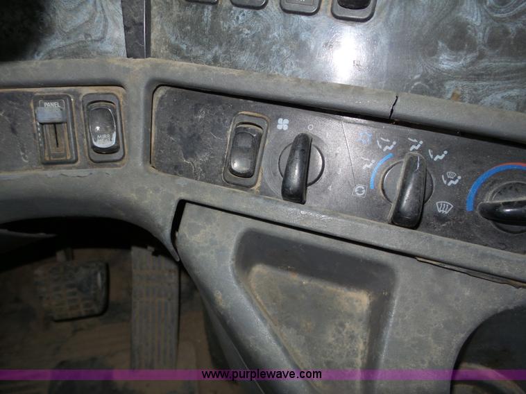 image for item J8967 2002 Freightliner Columbia semi truck