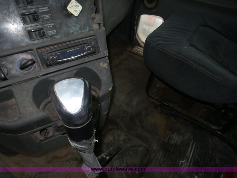 image for item J8967 2002 Freightliner Columbia semi truck