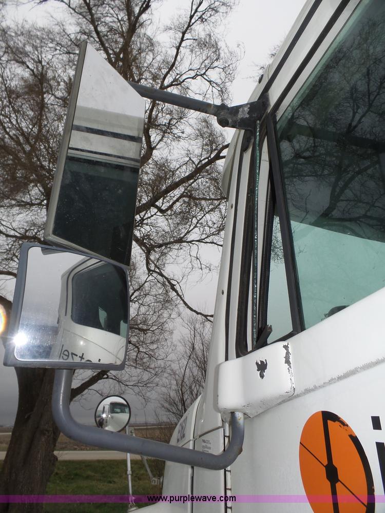 image for item J8967 2002 Freightliner Columbia semi truck