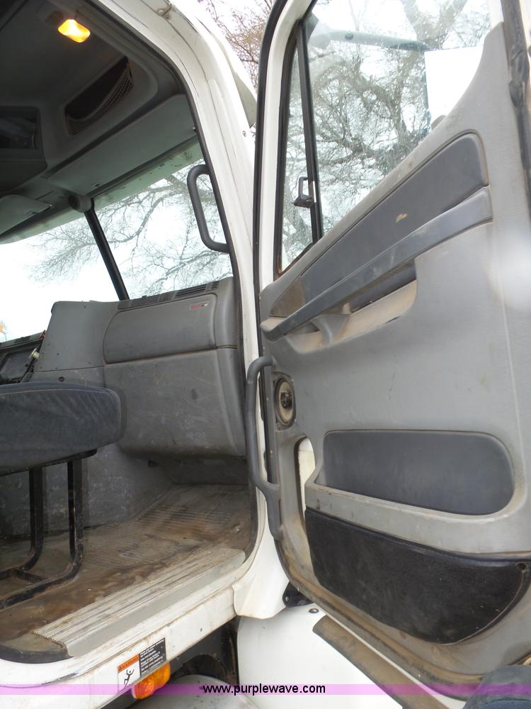 image for item J8967 2002 Freightliner Columbia semi truck