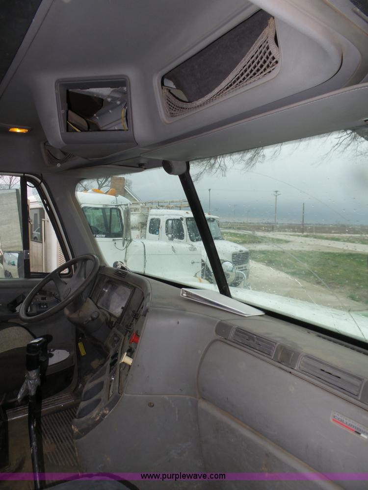 image for item J8967 2002 Freightliner Columbia semi truck