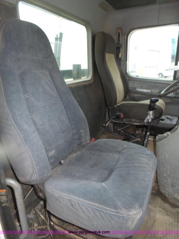 image for item J8967 2002 Freightliner Columbia semi truck