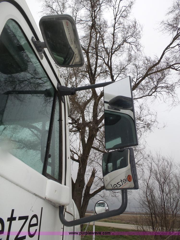 image for item J8967 2002 Freightliner Columbia semi truck