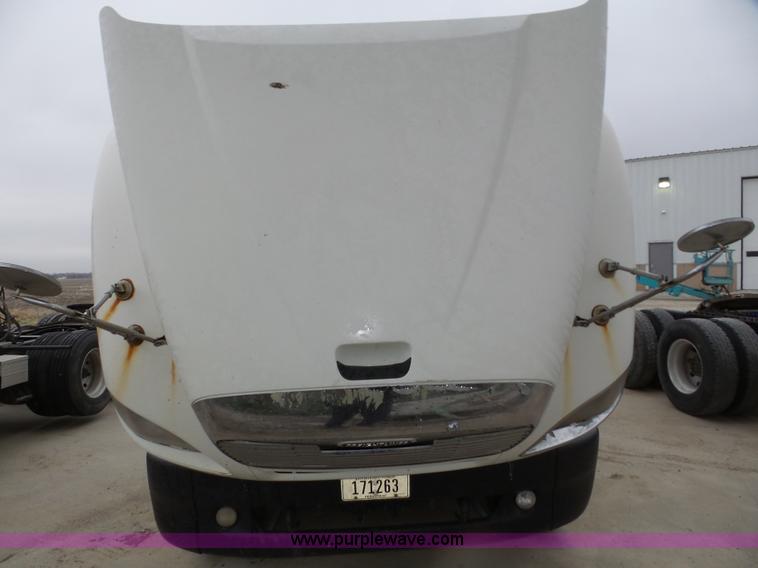 image for item J8967 2002 Freightliner Columbia semi truck