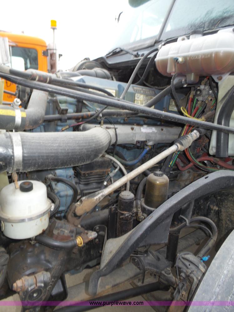 image for item J8967 2002 Freightliner Columbia semi truck