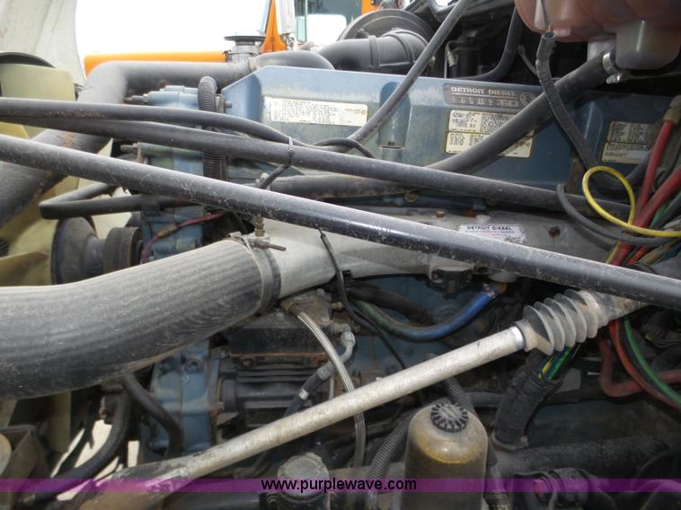 image for item J8967 2002 Freightliner Columbia semi truck