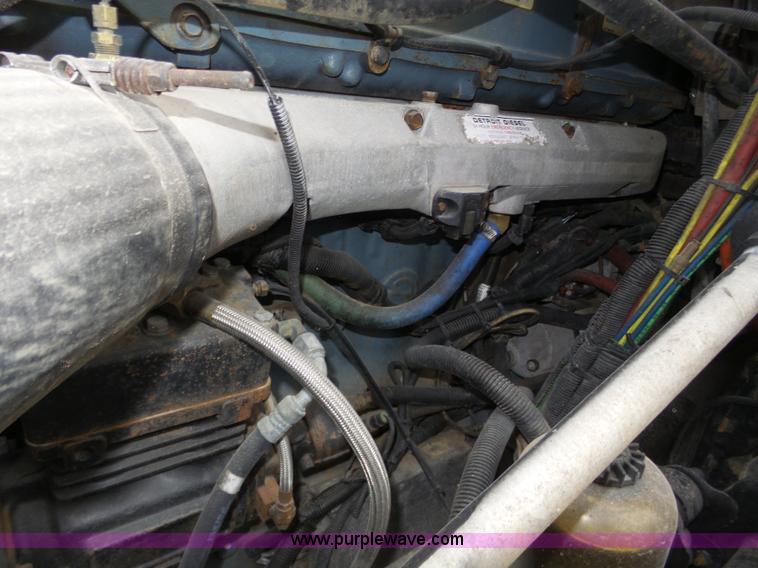 image for item J8967 2002 Freightliner Columbia semi truck